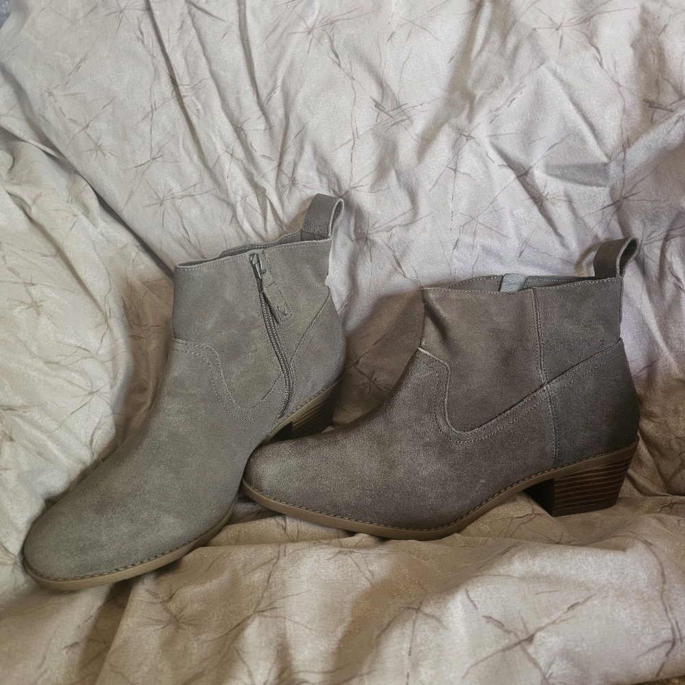 Vionic Women's Joy Vera Boots in Greige Suede